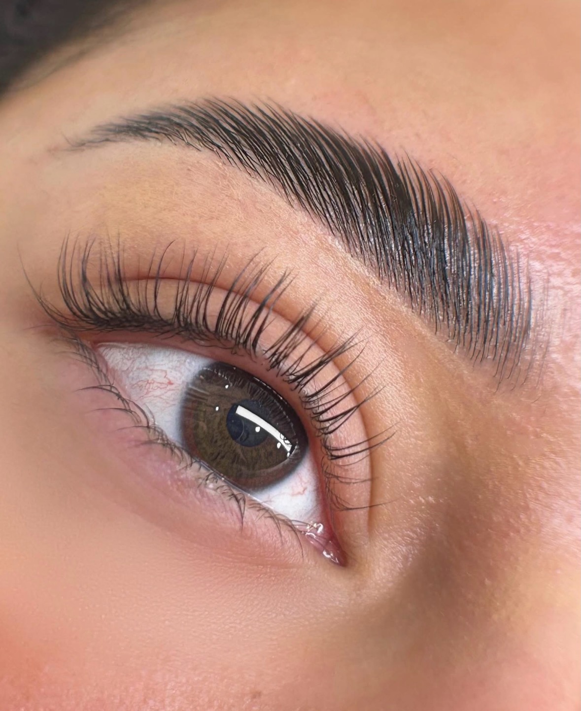 Close-up van een wimperlift met gelamineerde wenkbrauw