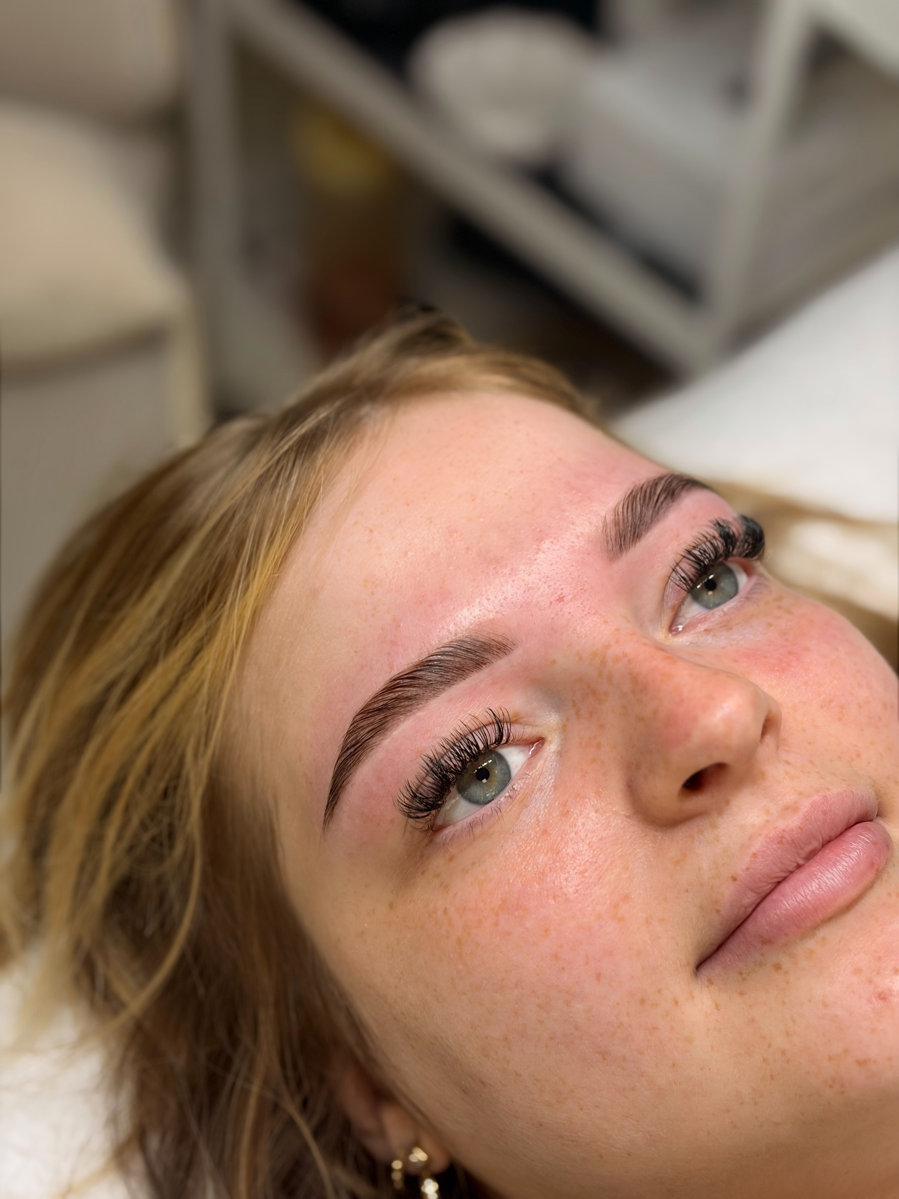 Klant met gestylde wenkbrauwen en een wimperlift
